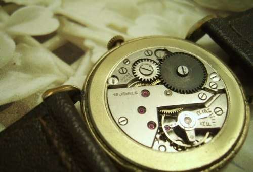 CLASSY VINTAGE BIG SIZE AVIA WATCH -- NOT WORKING