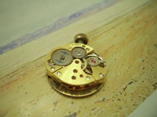 LOVELY LADIES VINTAGE ROTARY 17 JEWELED WATCH -- NOT WORKING