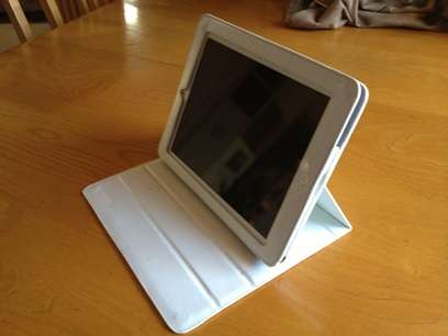 iPad 2 - White - 3G + WiFi - 16GB + Capdase smartcase + Invisible Shield full body protection