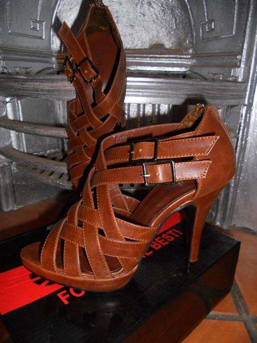 NEW LADIES COFFEE BROWN HEELS SIZE 5
