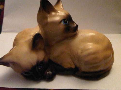 Beautiful BESWICK Simese Kittens Figurine