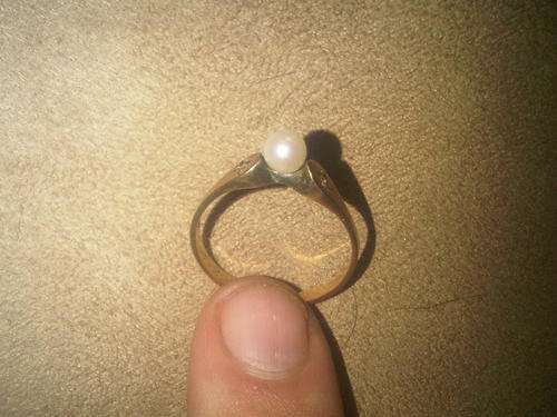 Beautiful  9ct Yellow Gold Diamond & Pearl Ring