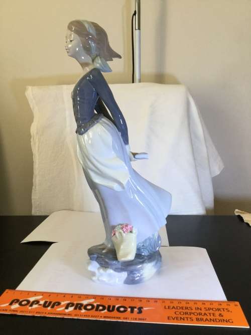 Lladro #4922 "SEA BREEZE" Retired