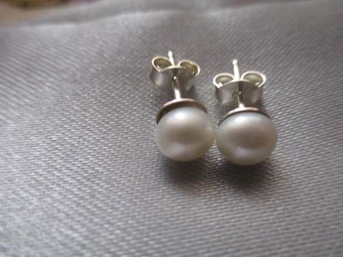 Sterling Silver and Genuiene Pearls Earrings
