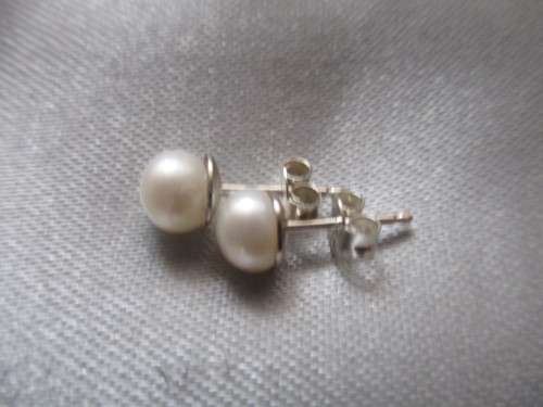 Sterling Silver and Genuiene Pearls Earrings