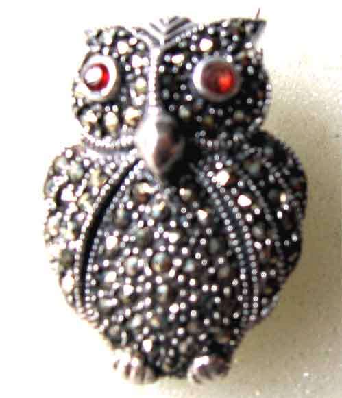 925 Sterling Silver, Marcasite  & Garnets `Öwl `Brooch