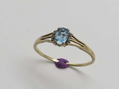 Attractive Blue Topaz & Diamond Ring in 9ct yellow gold