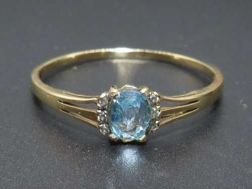 Attractive Blue Topaz & Diamond Ring in 9ct yellow gold