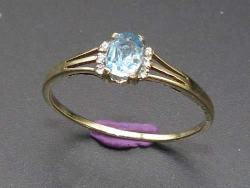 Attractive Blue Topaz & Diamond Ring in 9ct yellow gold