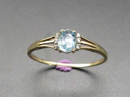 Attractive Blue Topaz & Diamond Ring in 9ct yellow gold