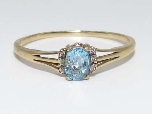 Attractive Blue Topaz & Diamond Ring in 9ct yellow gold