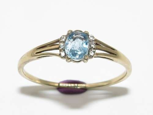 Attractive Blue Topaz & Diamond Ring in 9ct yellow gold
