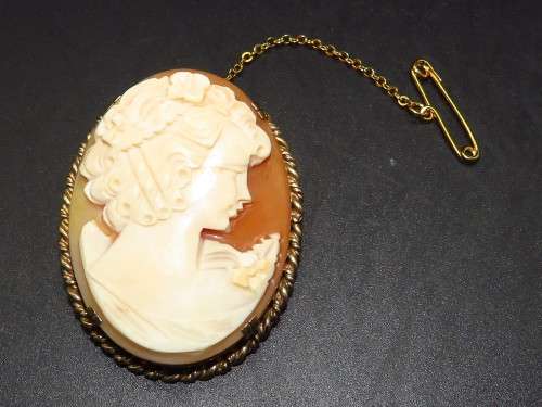 Incredible Cameo Brooch with Safety Chain in 9ct Yellow Gold