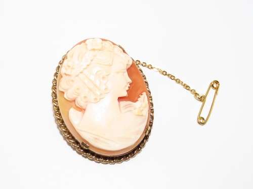 Incredible Cameo Brooch with Safety Chain in 9ct Yellow Gold
