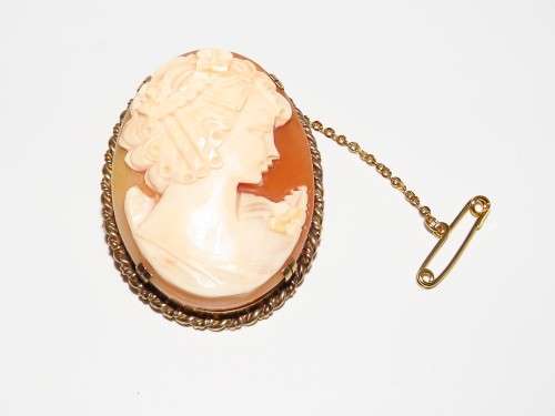 Incredible Cameo Brooch with Safety Chain in 9ct Yellow Gold