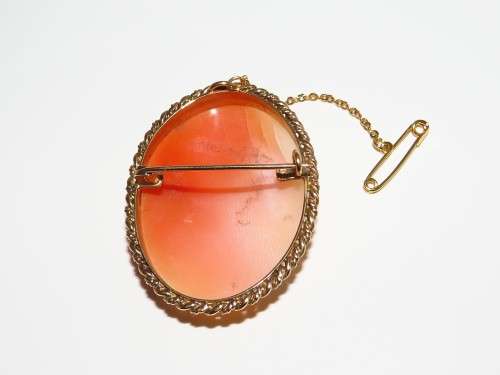 Incredible Cameo Brooch with Safety Chain in 9ct Yellow Gold
