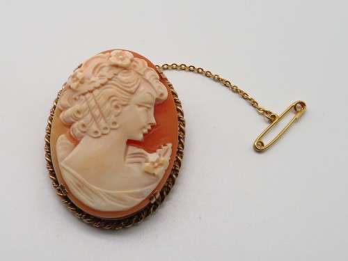 Incredible Cameo Brooch with Safety Chain in 9ct Yellow Gold