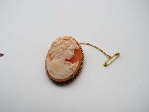 Incredible Cameo Brooch with Safety Chain in 9ct Yellow Gold