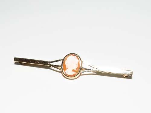 Charming English Hallmark Cameo Pin Brooch in 9ct yellow gold