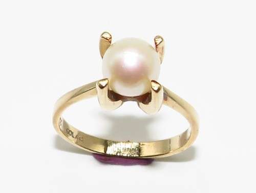Sturdy Cultured Pearl Ring in 9ct yellow gold