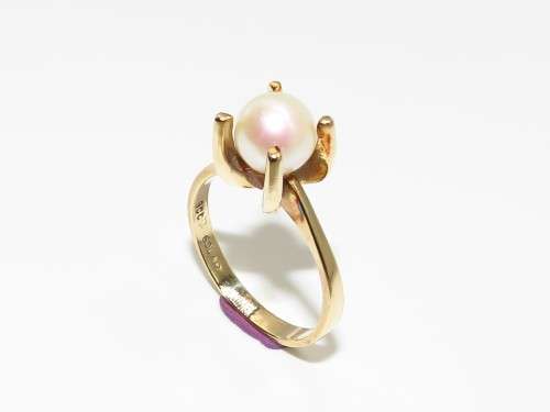 Sturdy Cultured Pearl Ring in 9ct yellow gold