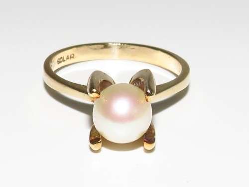 Sturdy Cultured Pearl Ring in 9ct yellow gold