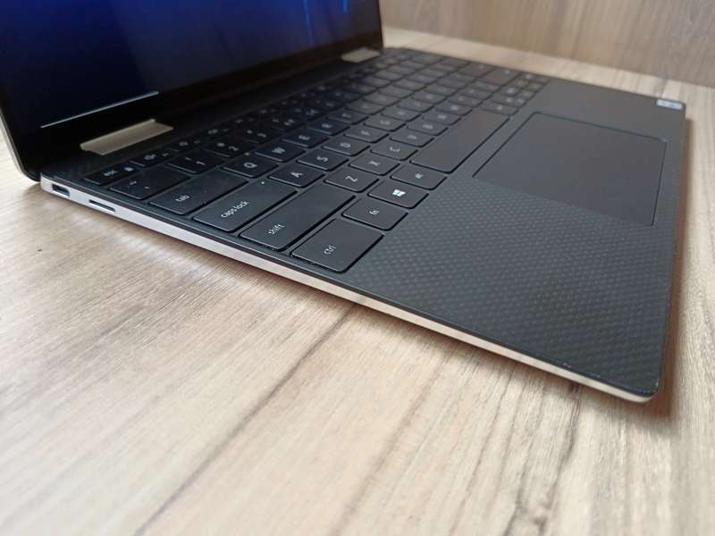 Dell XPS 13 7390 2-in-1 10th Gen Intel Core i7 + Free Laptop Bag
