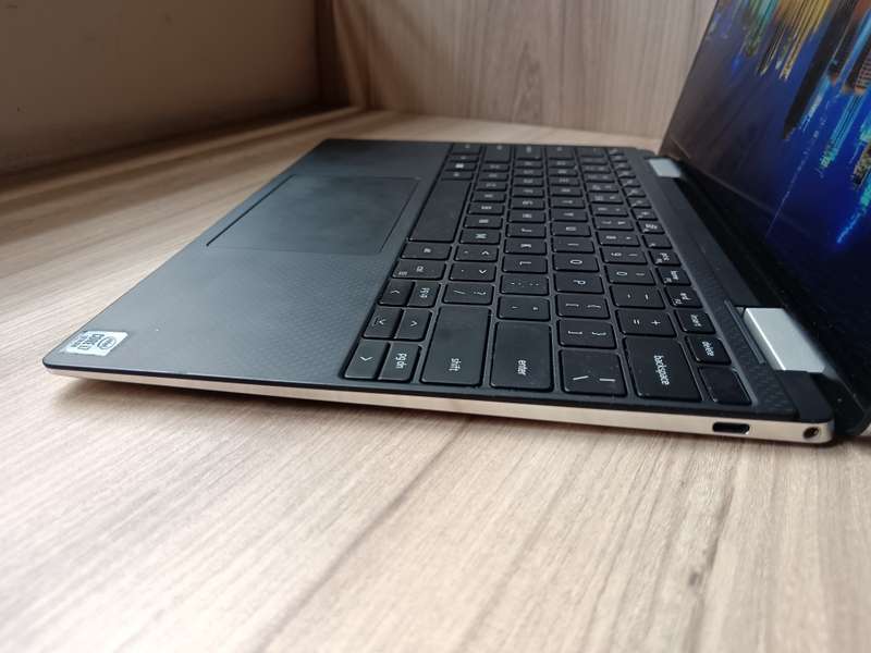 Dell XPS 13 7390 2-in-1 10th Gen Intel Core i7 + Free Laptop Bag
