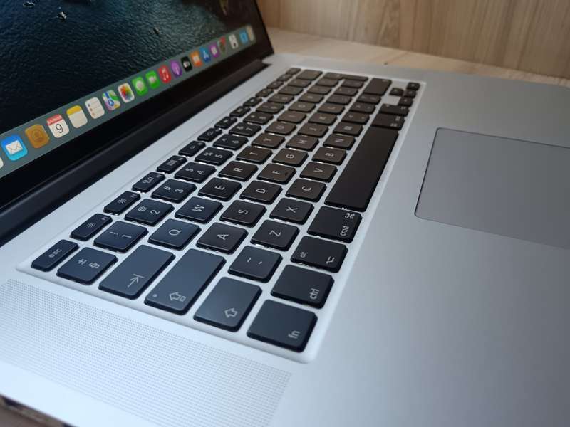 2015 MacBook Pro 15inch Retina Intel Core I7 + Free Laptop Bag