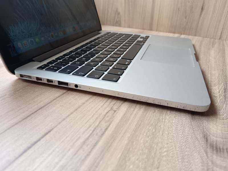 Macbook Pro (Retina 2015 13inch) + Free Laptop Bag
