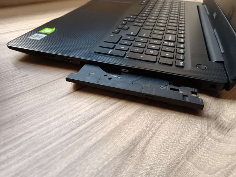 Dell Inspiron 3593 Intel Core i7 + Free Laptop Bag