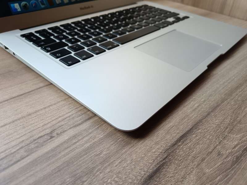 MacBook Air (13-inch, Early 2015) + Free Laptop Bag