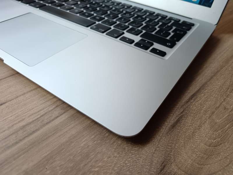 MacBook Air (13-inch, Early 2015) + Free Laptop Bag