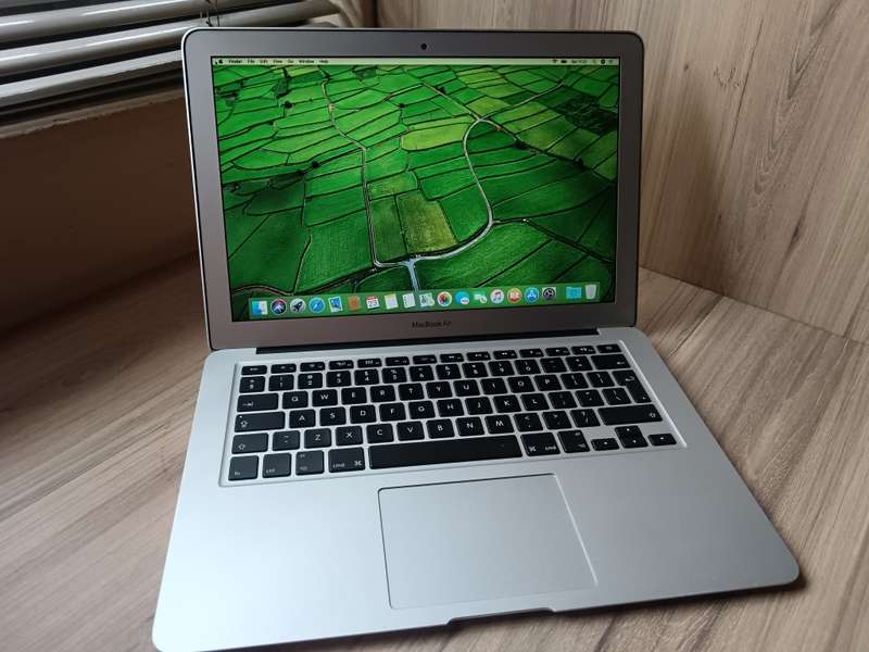 MacBook Air (13-inch, Mid 2012) + Free Laptop Bag