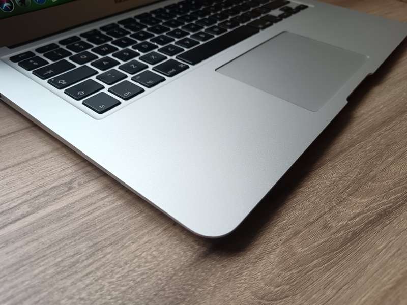 MacBook Air (13-inch, Mid 2012) + Free Laptop Bag