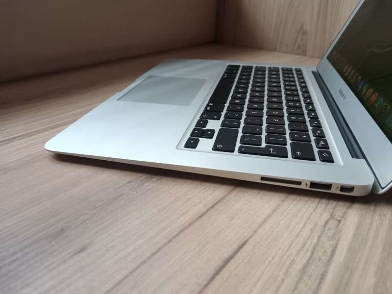 MacBook Air (13-inch, Mid 2012) + Free Laptop Bag