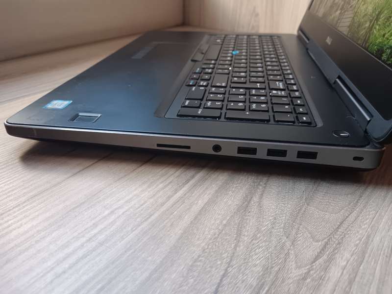 DELL PRECISION 7710 - I7 6920HQ - 64GB DDR4 - 512GB M.2 SSD - 8GB NVIDIA QUADRO