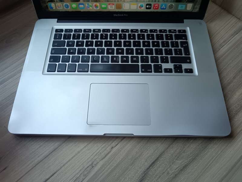 Macbook Pro 15inch Intel Core I7 + Free Laptop Bag