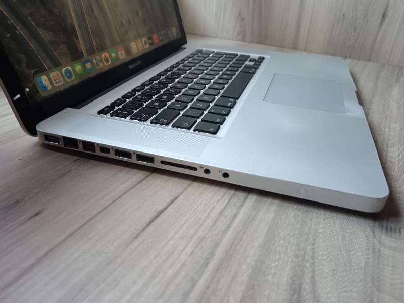 Macbook Pro 15inch Intel Core I7 + Free Laptop Bag