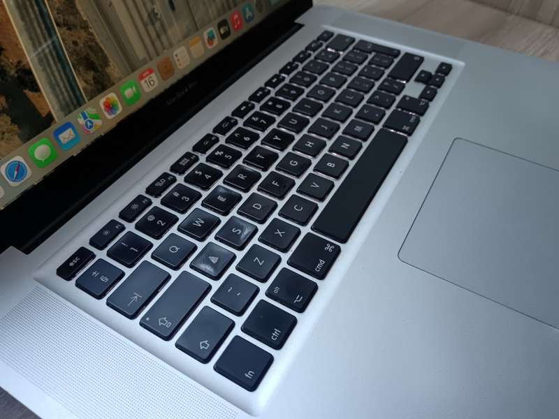 Macbook Pro 15inch Intel Core I7 + Free Laptop Bag