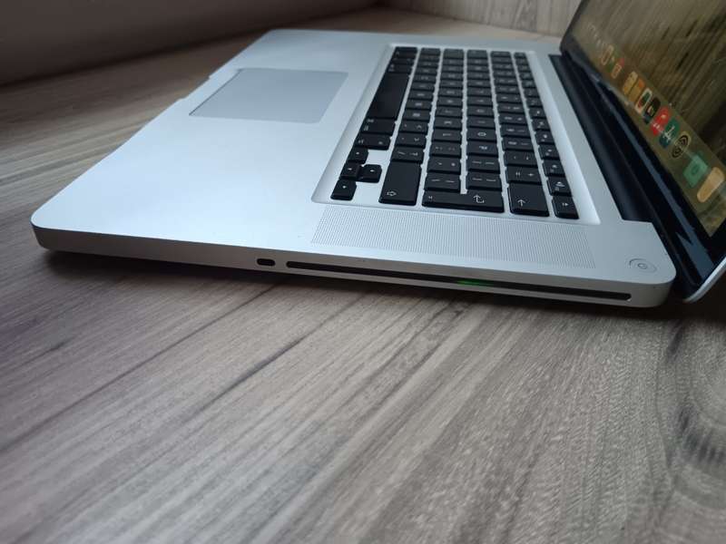 Macbook Pro 15inch Intel Core I7 + Free Laptop Bag