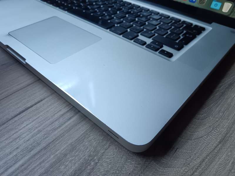 Macbook Pro 15inch Intel Core I7 + Free Laptop Bag