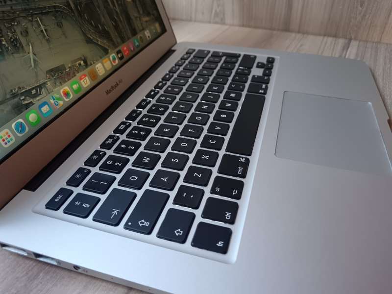 MacBook Air (13-inch, 2017) + Free Laptop Bag