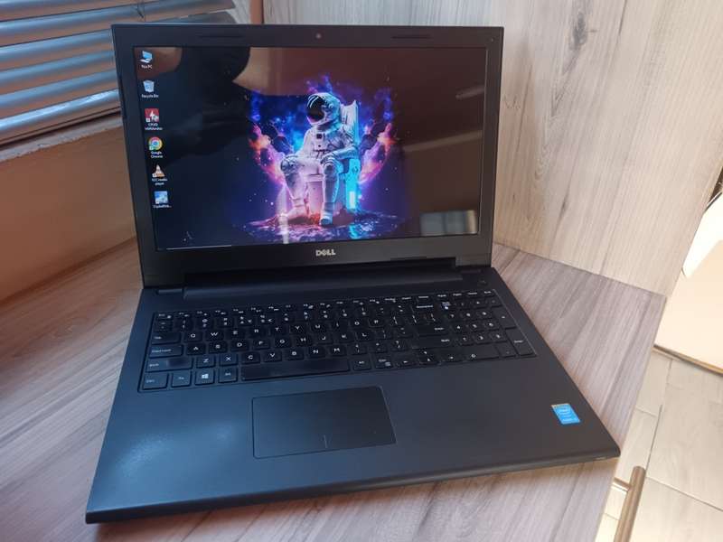 Dell Inspiron 3543 Intel Core I5 + Free Laptop Bag