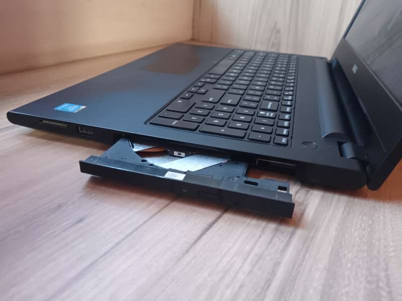 Dell Inspiron 3543 Intel Core I5 + Free Laptop Bag