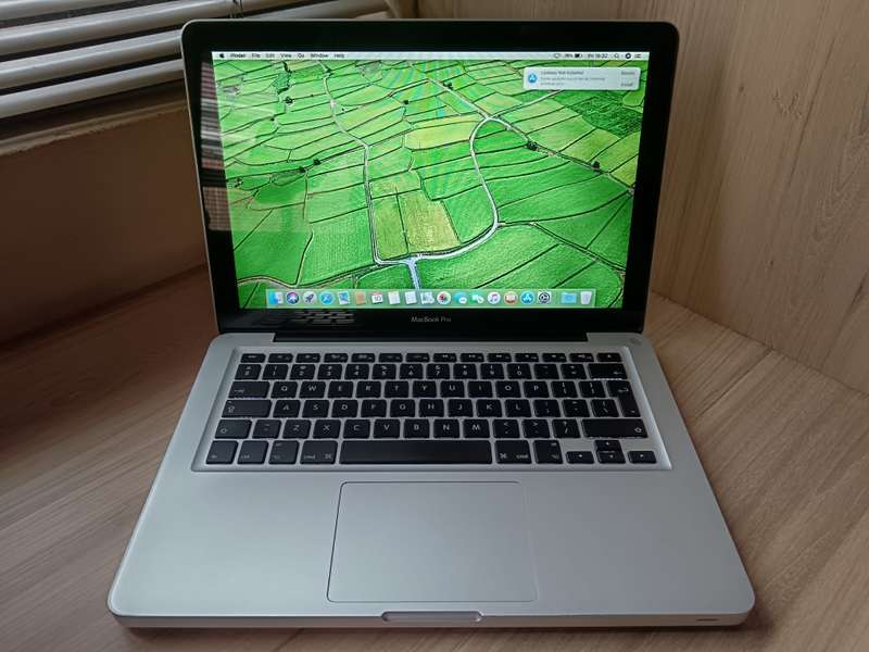 2011 MacBook Pro Intel Core I5 + Free Laptop Bag