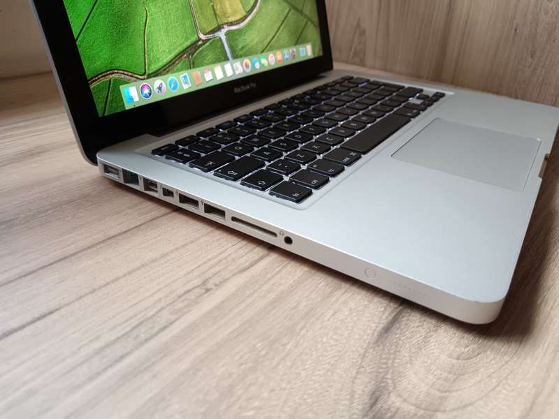 2011 MacBook Pro Intel Core I5 + Free Laptop Bag