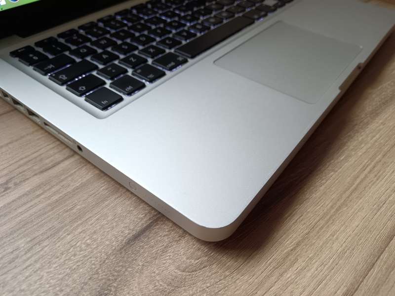 2011 MacBook Pro Intel Core I5 + Free Laptop Bag