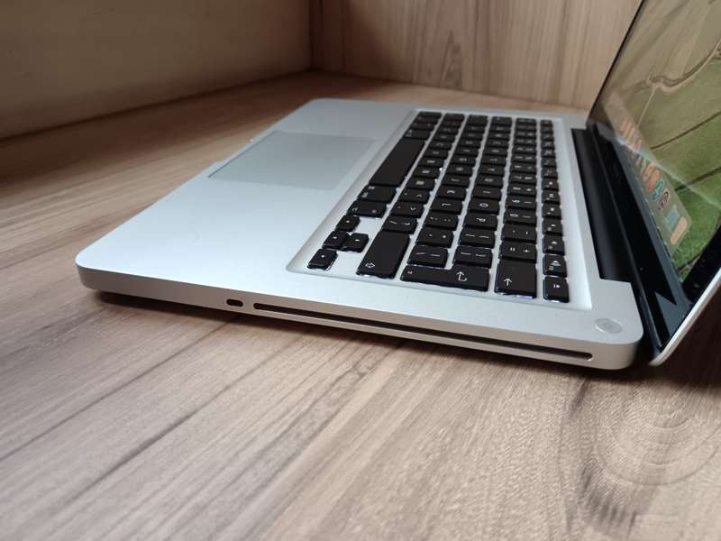 2011 MacBook Pro Intel Core I5 + Free Laptop Bag