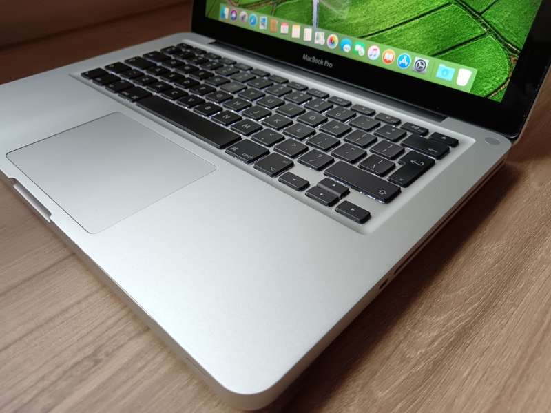 2011 MacBook Pro Intel Core I5 + Free Laptop Bag